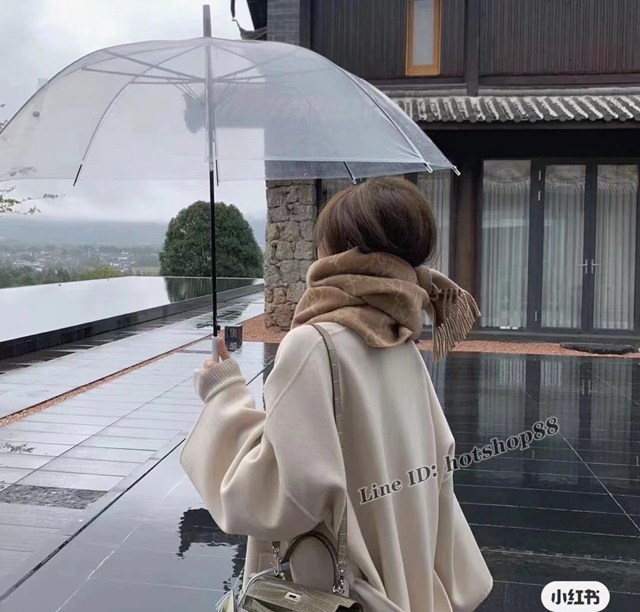 Fendi專櫃新款芬迪米駝色羊毛和羊絨雙面圍巾 mmyj2421